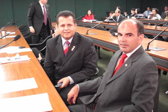 Dr. Andrew Robalinho, Diretor Parlamentar da ANADEP, Deputado Federal Henrique Fontana, Líder do Governo na Câmara dos Deputados e Deputado Federal Vander Loubet, em audiência para discutir pontos divergentes das PECs 487/2005 e 144/2007.